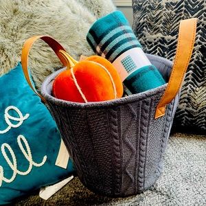 Knit Basket. Easy-carry handle :)